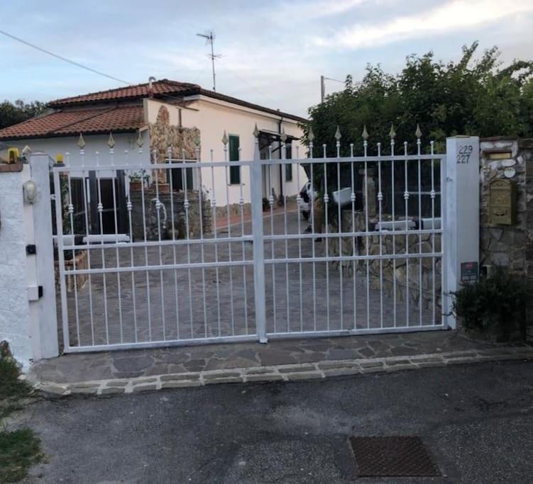 Villetta A Schiera Nei Pressi Del Mare Livorno Exterior foto